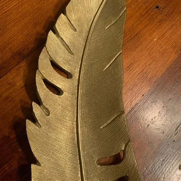 decorative gold metal feather🪶 - Picture 3 of 8